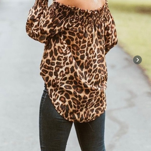 OFF THE SHOULDER LEOPARD PRINT BLOUSE - Picture 4 of 4